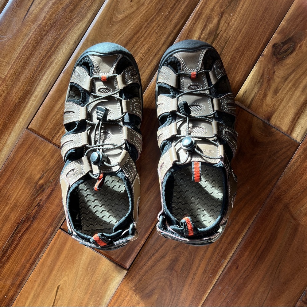 NEW! NEVER WORN Size 9 Men’s Eddie Bauer Tommy Men’s Water Shoes / Sandals